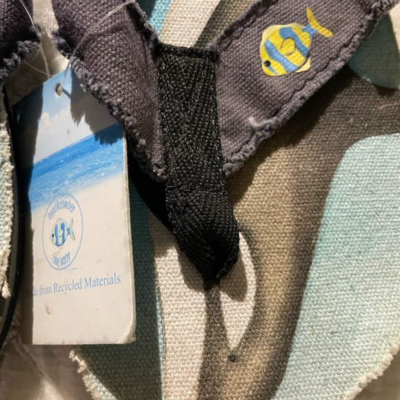 Beachcomber boys flip-flops. Size 5. NWT sharks. - Picture 2 of 6